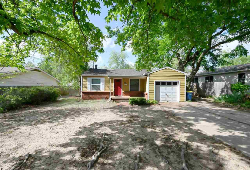 3 Bedrooms Bedrooms, ,2 BathroomsBathrooms,Residential,Single Family,9th,1,131936
