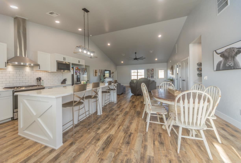 4 Bedrooms Bedrooms, ,2 BathroomsBathrooms,Residential,Single Family,3450,1,131688