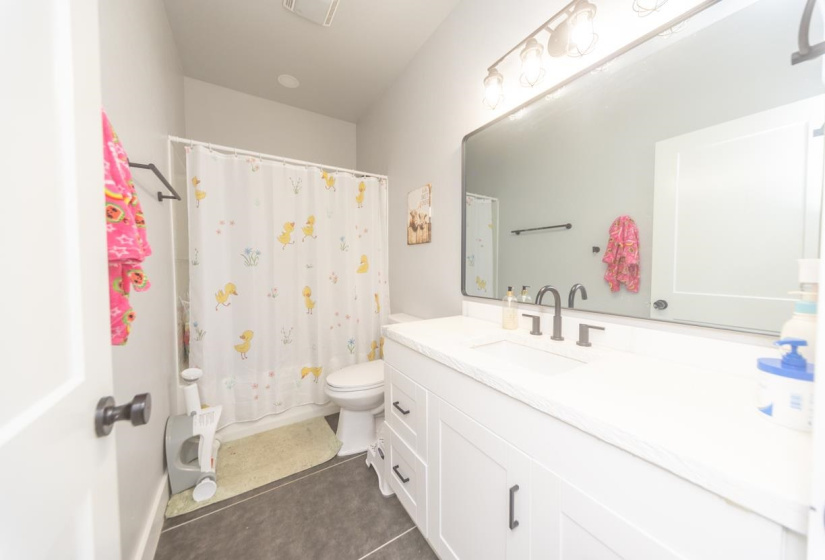 4 Bedrooms Bedrooms, ,2 BathroomsBathrooms,Residential,Single Family,3450,1,131688
