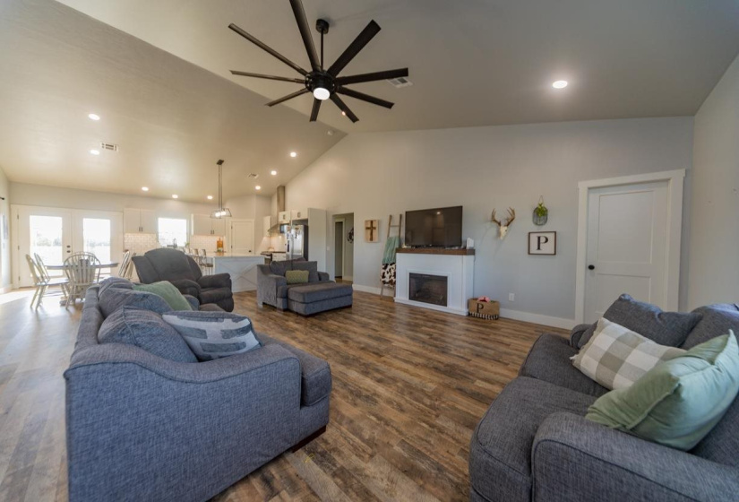4 Bedrooms Bedrooms, ,2 BathroomsBathrooms,Residential,Single Family,3450,1,131688