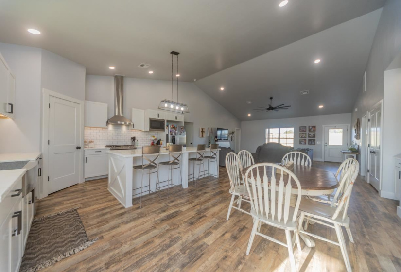 4 Bedrooms Bedrooms, ,2 BathroomsBathrooms,Residential,Single Family,3450,1,131688