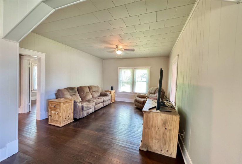 2 Bedrooms Bedrooms, ,1 BathroomBathrooms,Residential,Single Family,Walnut,1,131996