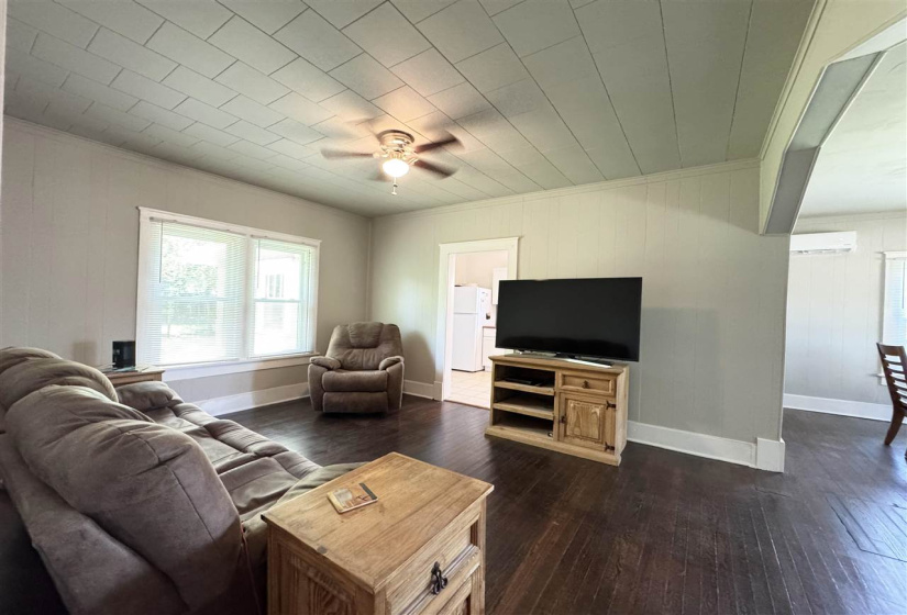 2 Bedrooms Bedrooms, ,1 BathroomBathrooms,Residential,Single Family,Walnut,1,131996