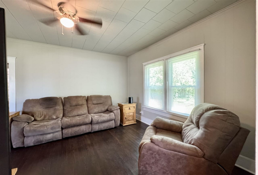 2 Bedrooms Bedrooms, ,1 BathroomBathrooms,Residential,Single Family,Walnut,1,131996