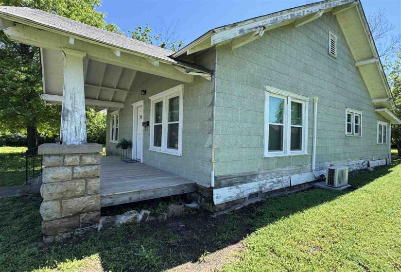 2 Bedrooms Bedrooms, ,1 BathroomBathrooms,Residential,Single Family,Walnut,1,131996