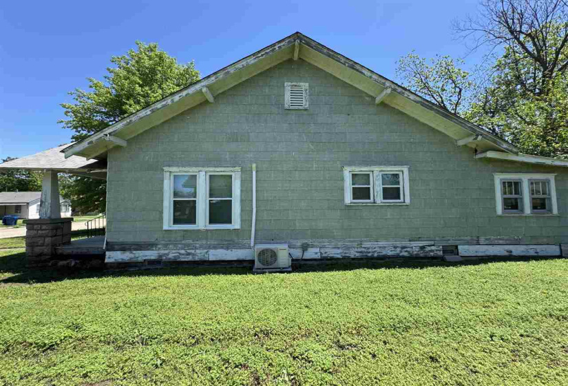 2 Bedrooms Bedrooms, ,1 BathroomBathrooms,Residential,Single Family,Walnut,1,131996