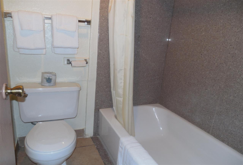 0 , 0 ,50 BathroomsBathrooms,Commercial/industrial,Commercial,Hwy 81,2,132011