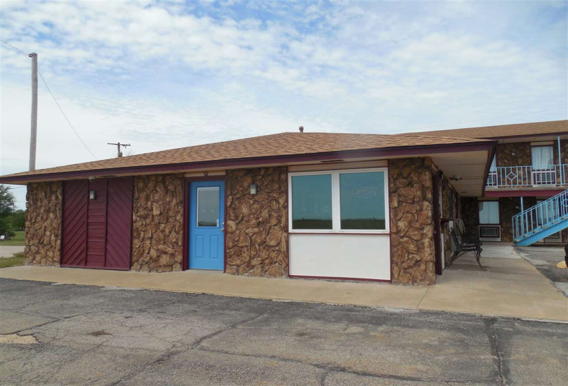 0 , 0 ,50 BathroomsBathrooms,Commercial/industrial,Commercial,Hwy 81,2,132011