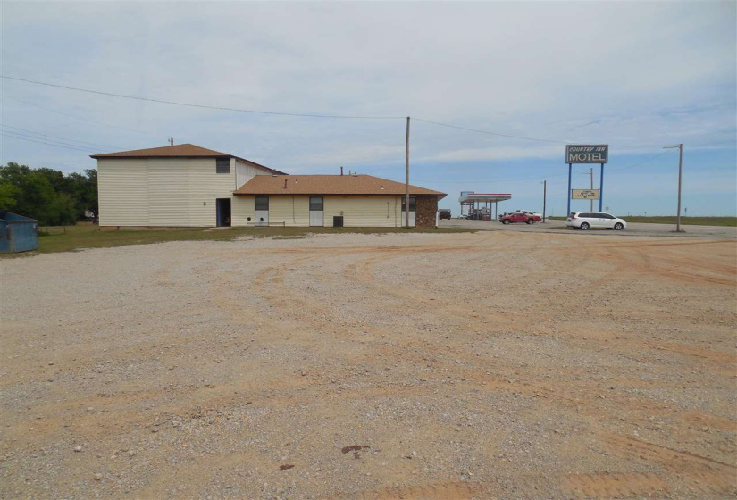 0 , 0 ,50 BathroomsBathrooms,Commercial/industrial,Commercial,Hwy 81,2,132011