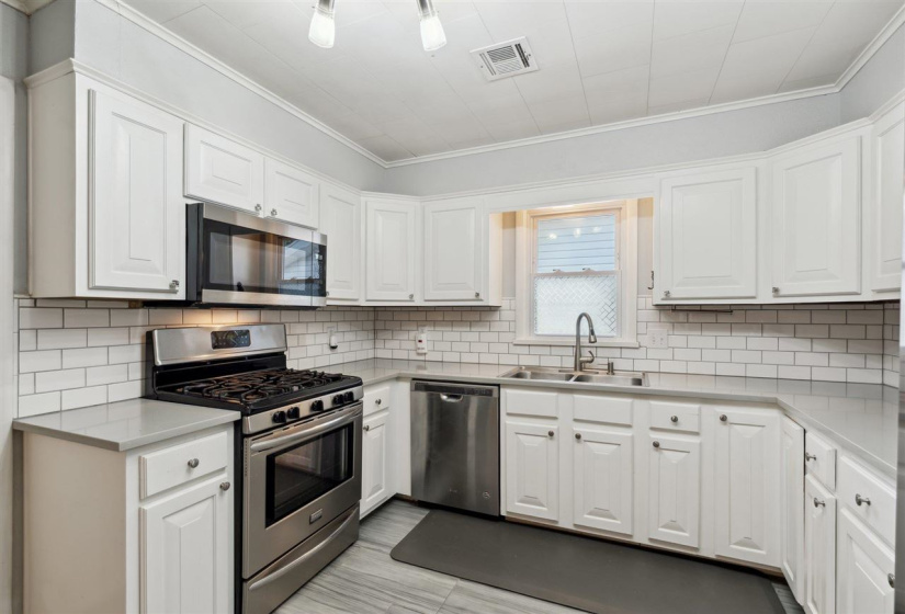 4 Bedrooms Bedrooms, ,2 BathroomsBathrooms,Residential,Single Family,6th,1,132002