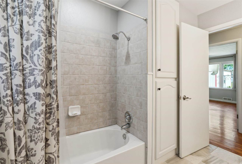 4 Bedrooms Bedrooms, ,2 BathroomsBathrooms,Residential,Single Family,6th,1,132002