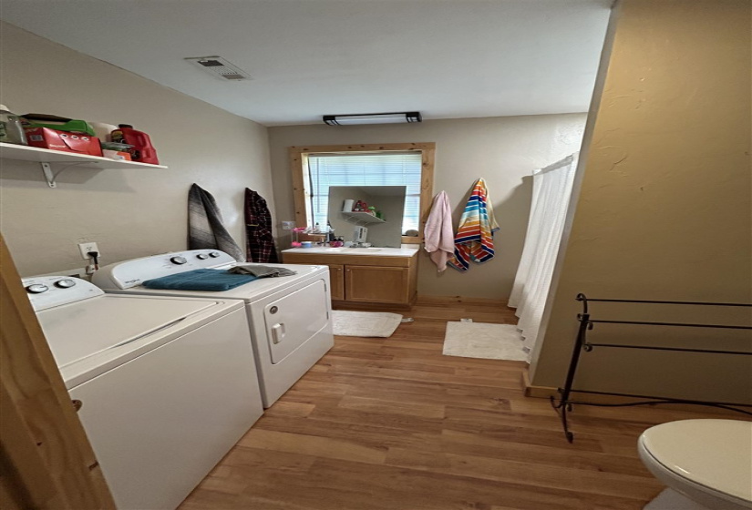 3 Bedrooms Bedrooms, ,2 BathroomsBathrooms,Residential,Single Family,6th,2,132072