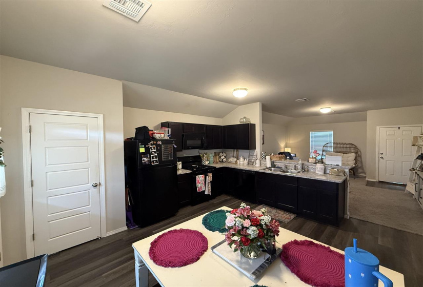 3 Bedrooms Bedrooms, ,2 BathroomsBathrooms,Residential,Single Family,Mangold,1,132095