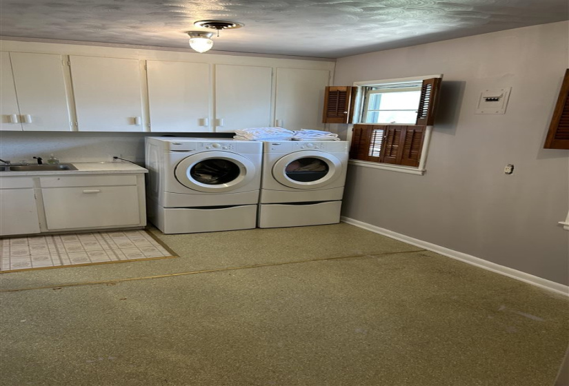 4 Bedrooms Bedrooms, ,3 BathroomsBathrooms,Residential,Single Family,Hillcrest,1,132096