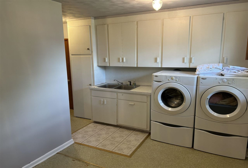4 Bedrooms Bedrooms, ,3 BathroomsBathrooms,Residential,Single Family,Hillcrest,1,132096