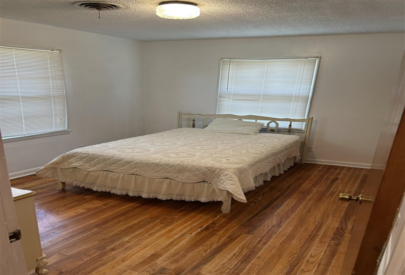 4 Bedrooms Bedrooms, ,3 BathroomsBathrooms,Residential,Single Family,Hillcrest,1,132096