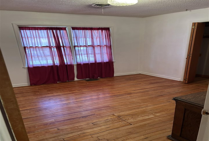 4 Bedrooms Bedrooms, ,3 BathroomsBathrooms,Residential,Single Family,Hillcrest,1,132096