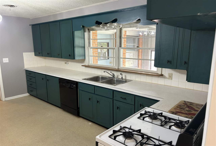 4 Bedrooms Bedrooms, ,3 BathroomsBathrooms,Residential,Single Family,Hillcrest,1,132096
