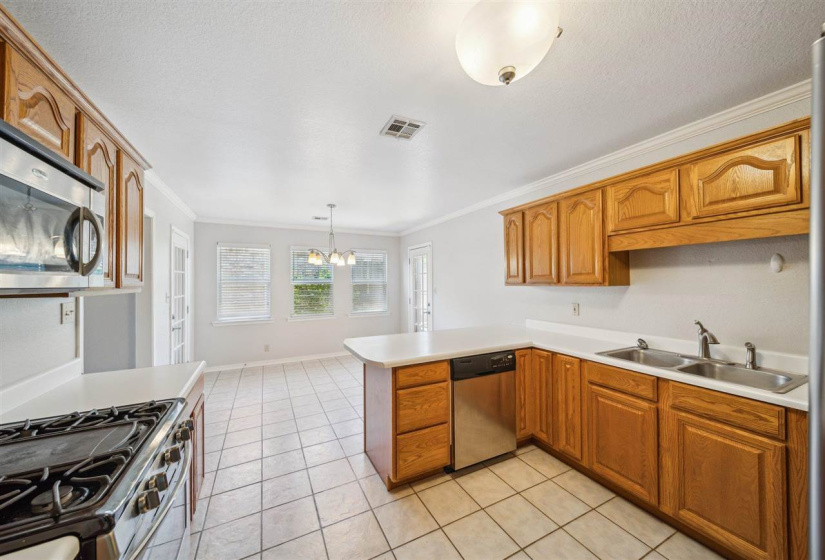 3 Bedrooms Bedrooms, ,2 BathroomsBathrooms,Residential,Single Family,Burdick,1,132121