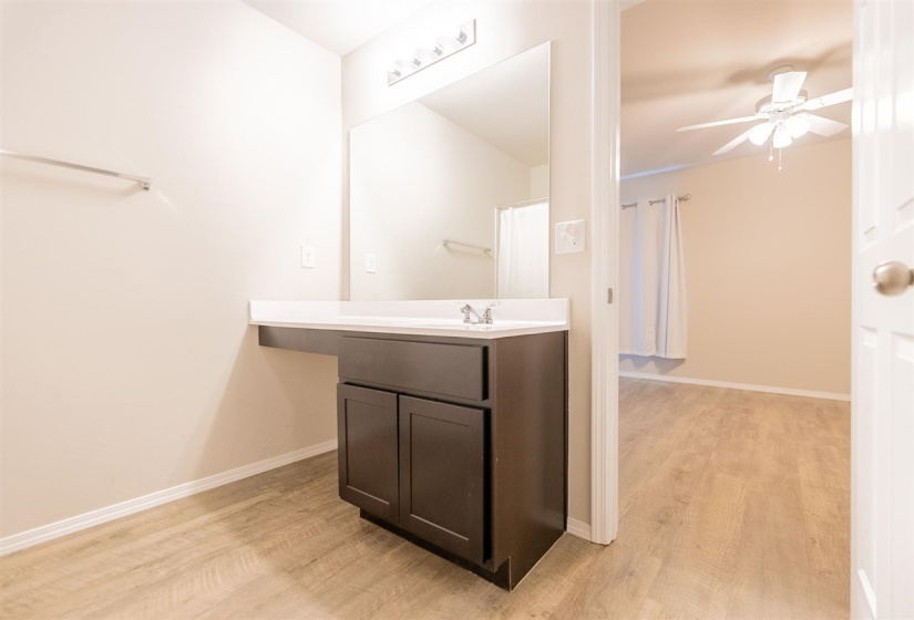 4 Bedrooms Bedrooms, ,2 BathroomsBathrooms,Residential,Single Family,Carnley,1,132131