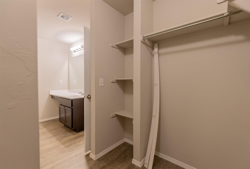4 Bedrooms Bedrooms, ,2 BathroomsBathrooms,Residential,Single Family,Carnley,1,132131