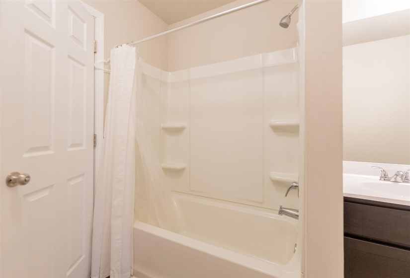 4 Bedrooms Bedrooms, ,2 BathroomsBathrooms,Residential,Single Family,Carnley,1,132131
