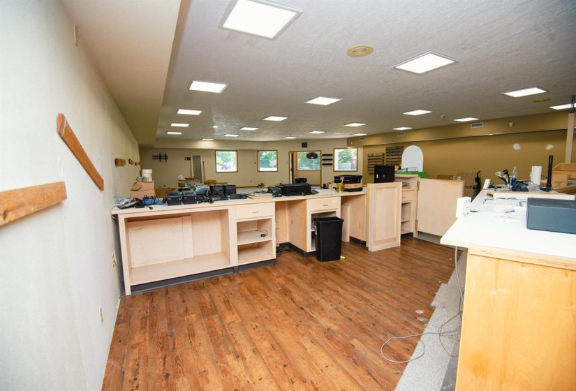 11 BathroomsBathrooms,Commercial/industrial,Commercial,9th,1,132137