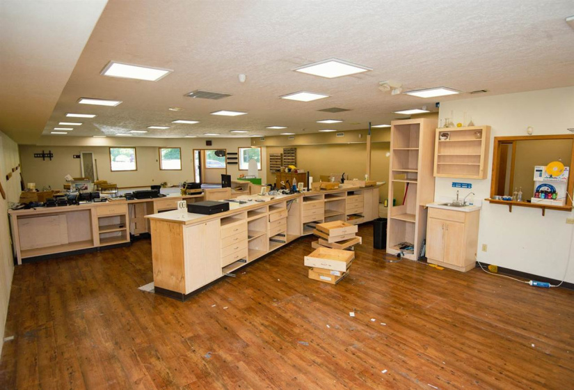 11 BathroomsBathrooms,Commercial/industrial,Commercial,9th,1,132137