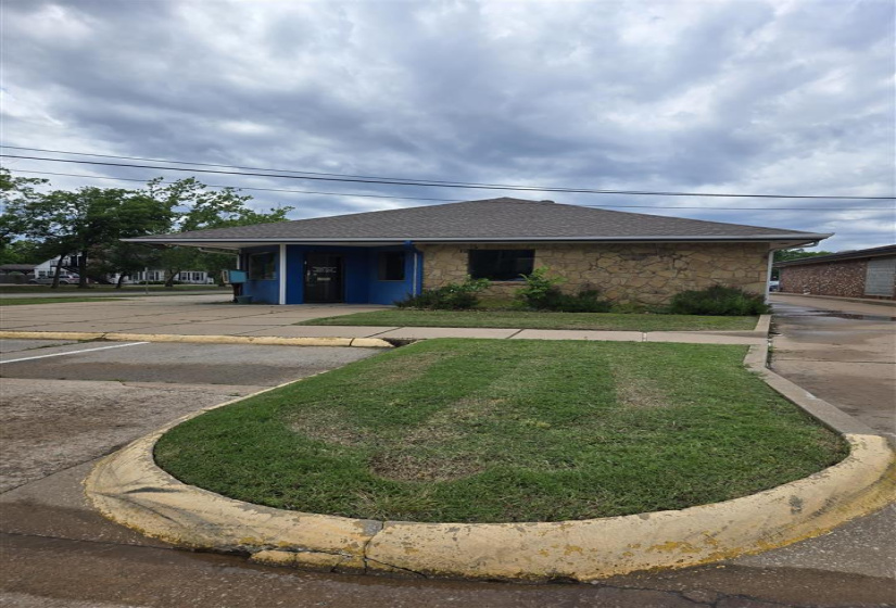11 BathroomsBathrooms,Commercial/industrial,Commercial,9th,1,132137