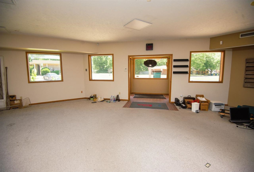 11 BathroomsBathrooms,Commercial/industrial,Commercial,9th,1,132137