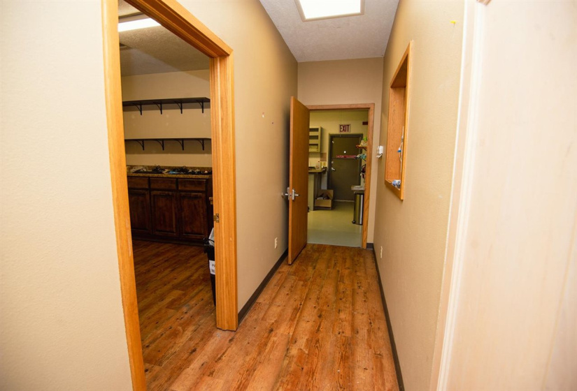 11 BathroomsBathrooms,Commercial/industrial,Commercial,9th,1,132137