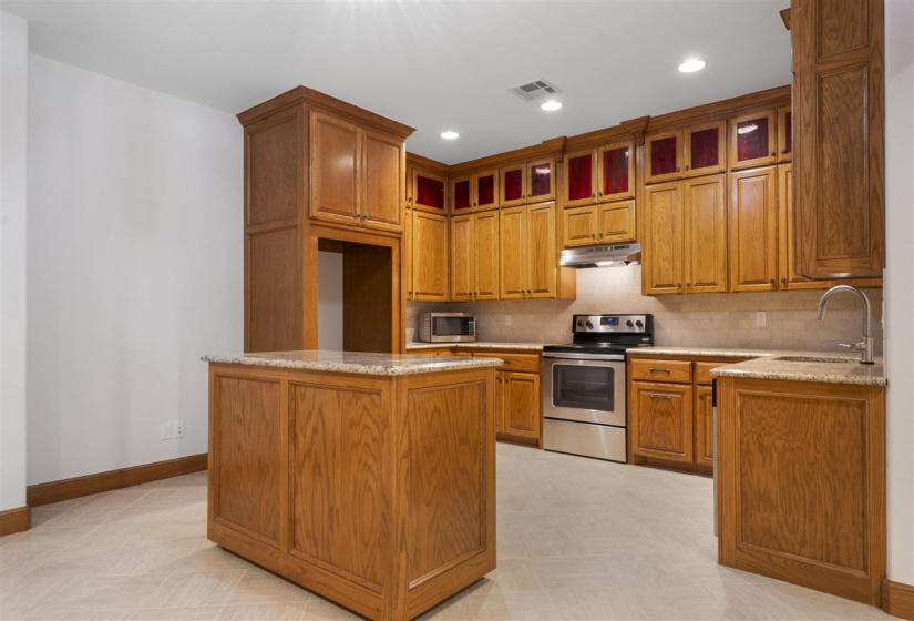 5 Bedrooms Bedrooms, ,4 BathroomsBathrooms,Residential,Single Family,Old Pond,1.5,132140