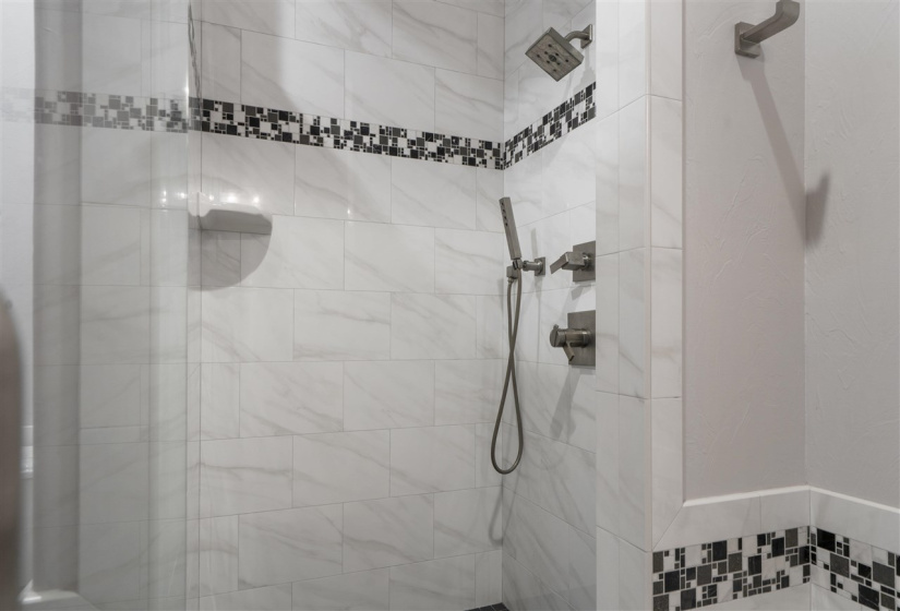 5 Bedrooms Bedrooms, ,4 BathroomsBathrooms,Residential,Single Family,Old Pond,1.5,132140