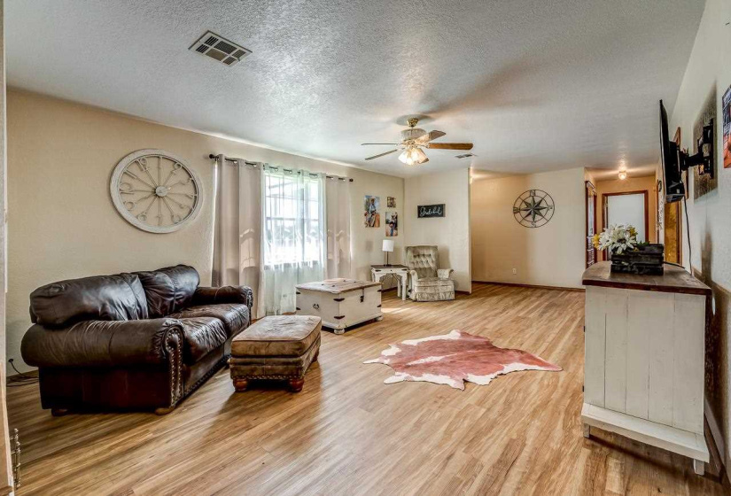 3 Bedrooms Bedrooms, ,2 BathroomsBathrooms,Residential,Single Family,99,1,132169