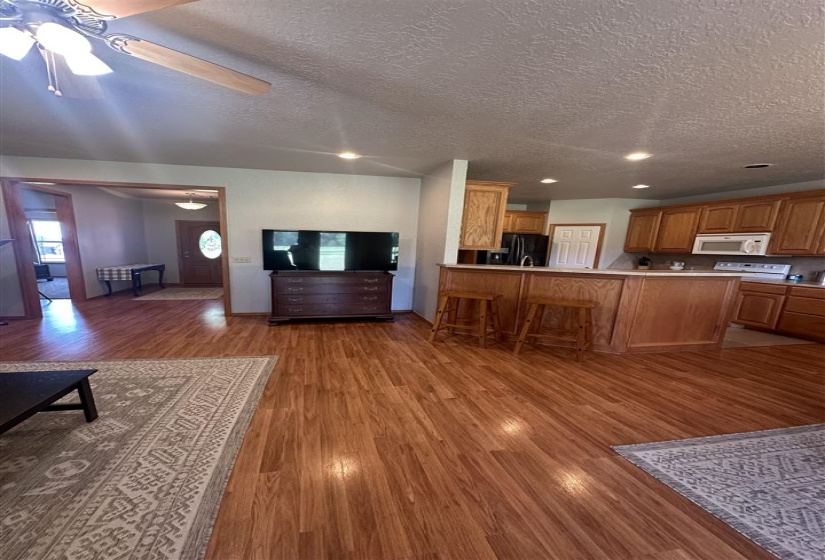 3 Bedrooms Bedrooms, ,2 BathroomsBathrooms,Residential,Single Family,122nd,1,132171