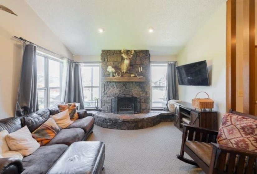 4 Bedrooms Bedrooms, ,2 BathroomsBathrooms,Residential,Single Family,Noble,1,132174