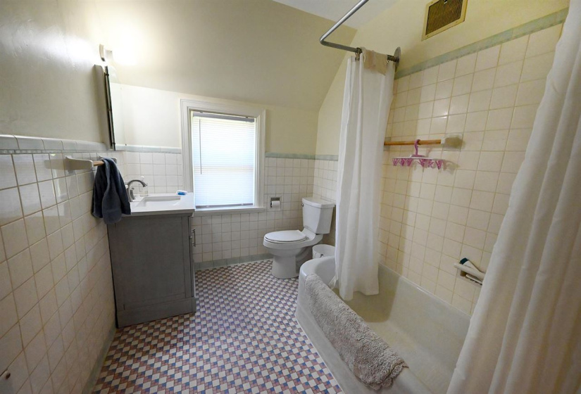 3 Bedrooms Bedrooms, ,2 BathroomsBathrooms,Residential,Single Family,University,2,132287