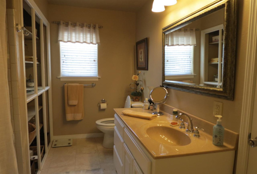 3 Bedrooms Bedrooms, 0 ,2 BathroomsBathrooms,Residential,Single Family,Lakeshore,2,132295