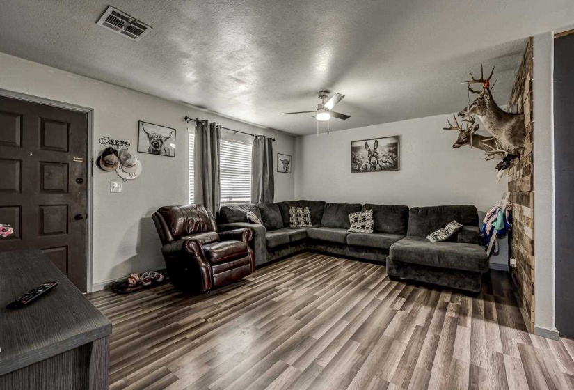 3 Bedrooms Bedrooms, ,1 BathroomBathrooms,Residential,Single Family,Tower,1,132318
