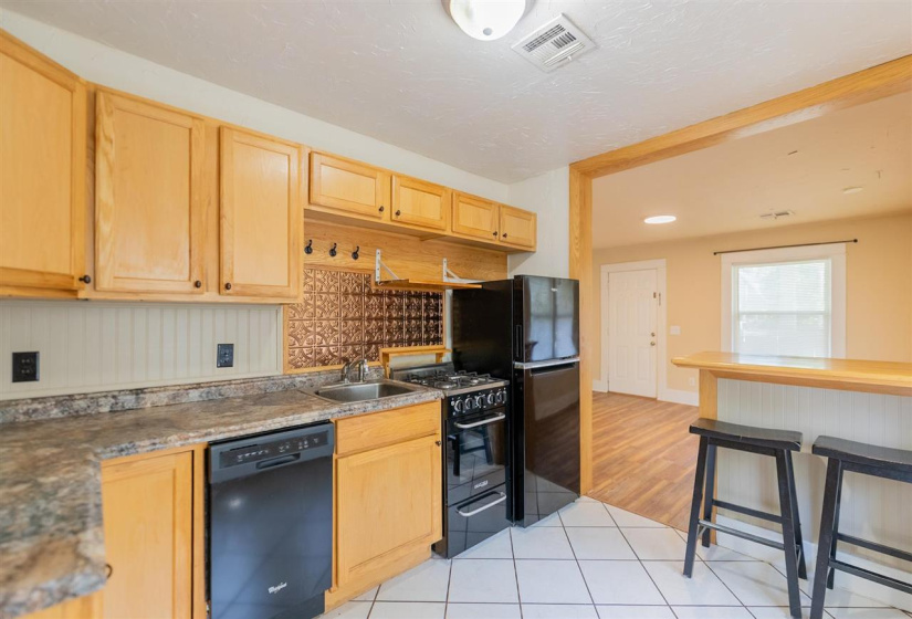 2 Bedrooms Bedrooms, ,1 BathroomBathrooms,Residential,Single Family,10th,1,132335