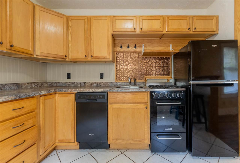2 Bedrooms Bedrooms, ,1 BathroomBathrooms,Residential,Single Family,10th,1,132335