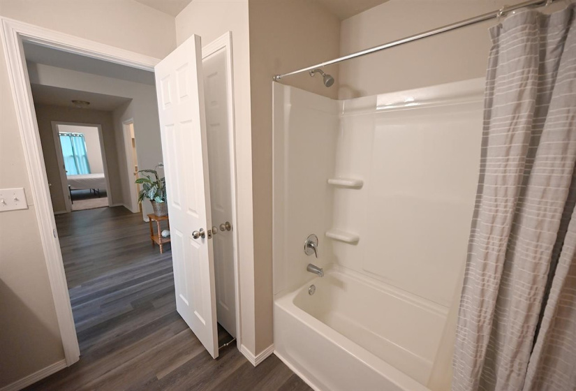 4 Bedrooms Bedrooms, ,2 BathroomsBathrooms,Residential,Single Family,Carnley,1,132351