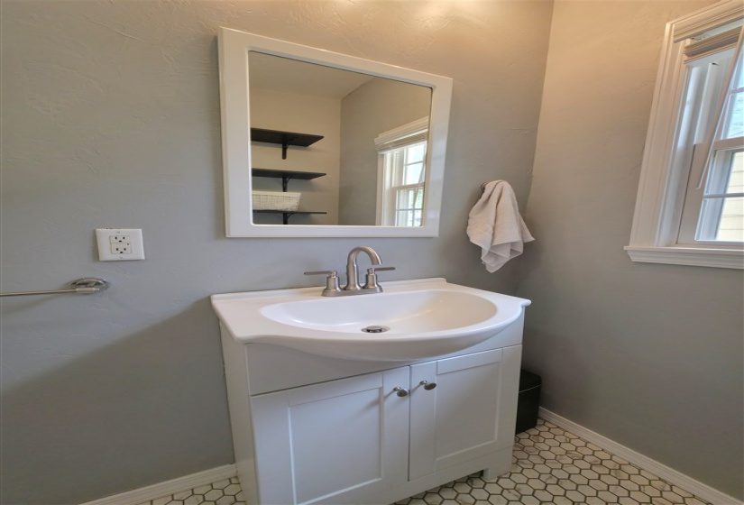 3 Bedrooms Bedrooms, ,1 BathroomBathrooms,Residential,Single Family,Burdick,1,132355