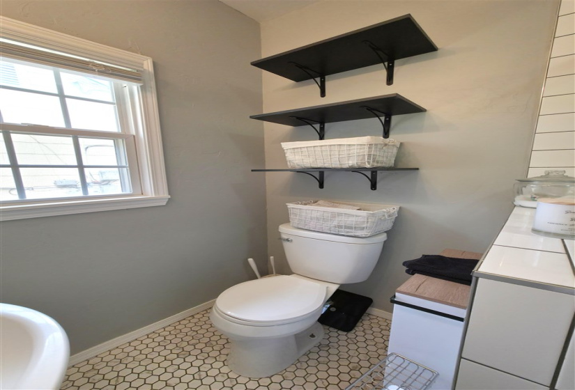 3 Bedrooms Bedrooms, ,1 BathroomBathrooms,Residential,Single Family,Burdick,1,132355
