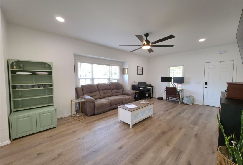 3 Bedrooms Bedrooms, ,1 BathroomBathrooms,Residential,Single Family,Burdick,1,132355