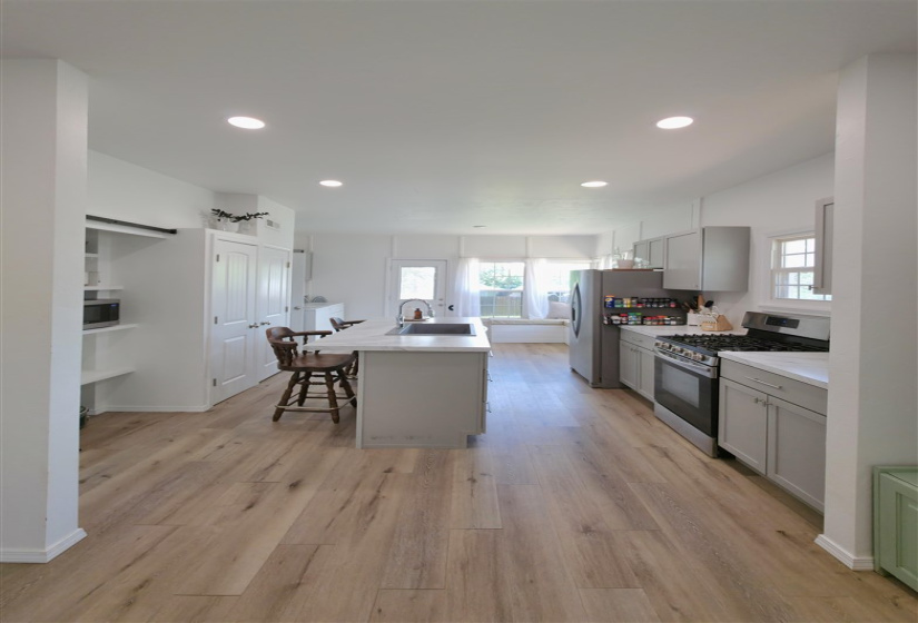 3 Bedrooms Bedrooms, ,1 BathroomBathrooms,Residential,Single Family,Burdick,1,132355