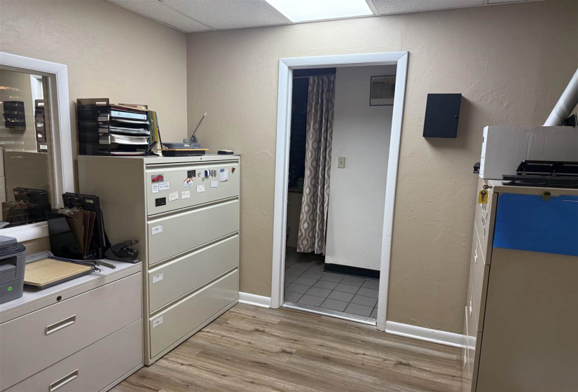 0 , 0 ,6 BathroomsBathrooms,Commercial/industrial,Commercial,Main,1,132401