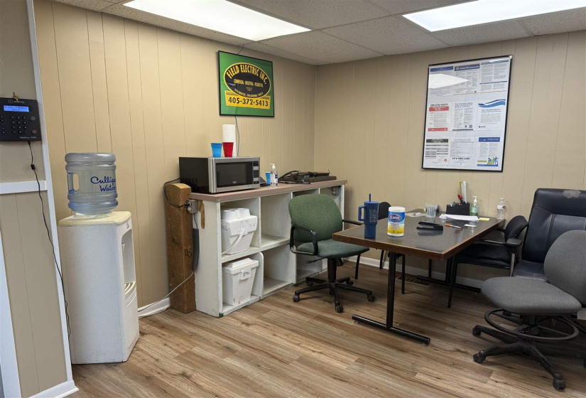 0 , 0 ,6 BathroomsBathrooms,Commercial/industrial,Commercial,Main,1,132401