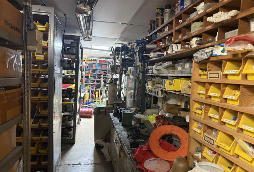 0 , 0 ,6 BathroomsBathrooms,Commercial/industrial,Commercial,Main,1,132401