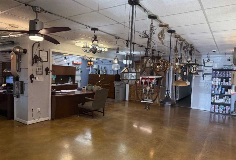 0 , 0 ,6 BathroomsBathrooms,Commercial/industrial,Commercial,Main,1,132401
